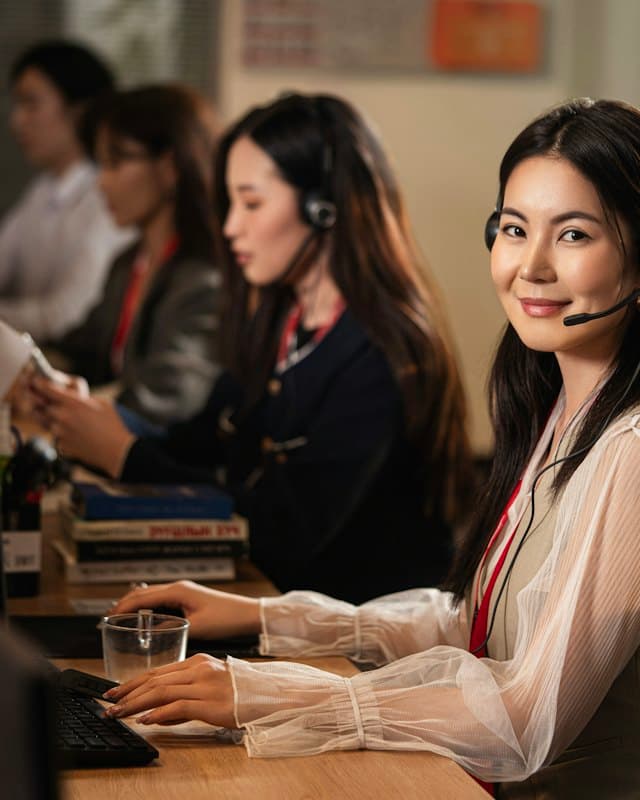 Un’operatrice dell’assistenza clienti con le cuffie