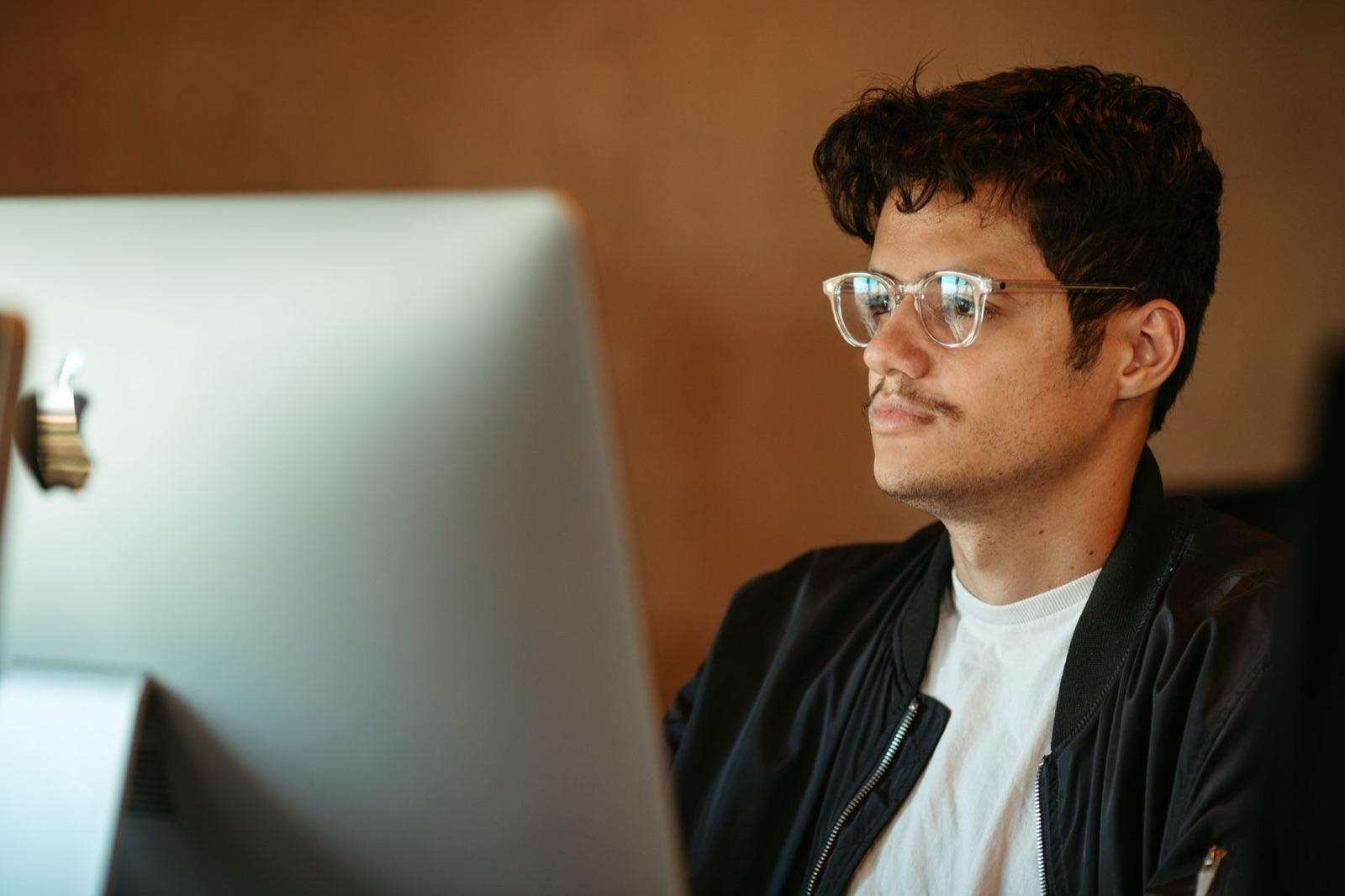 Un homme qui suit les flux sur son écran