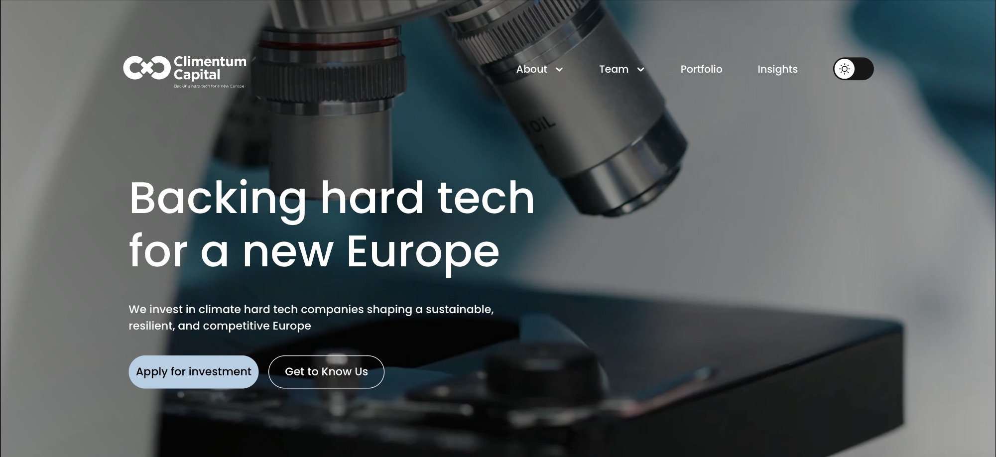 Climentum Capitals nye hjemmeside: en baggrundsvideo med laboratorier og industri, overskriften “Backing hard tech for a new Europe” og knapperne “Apply for investment” og “Get to Know Us”