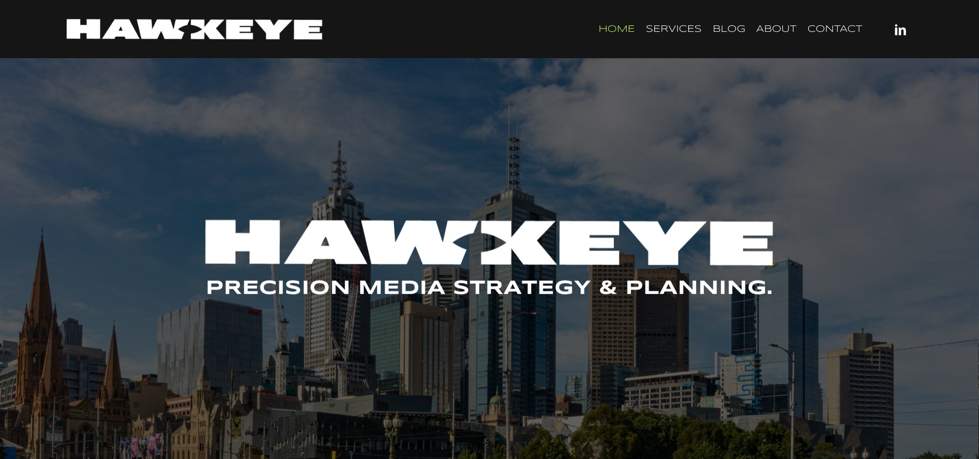 O site antigo da Hawkeye: um grande logótipo HAWKEYE sobre o horizonte de Melbourne com o texto “Precision media strategy & planning”