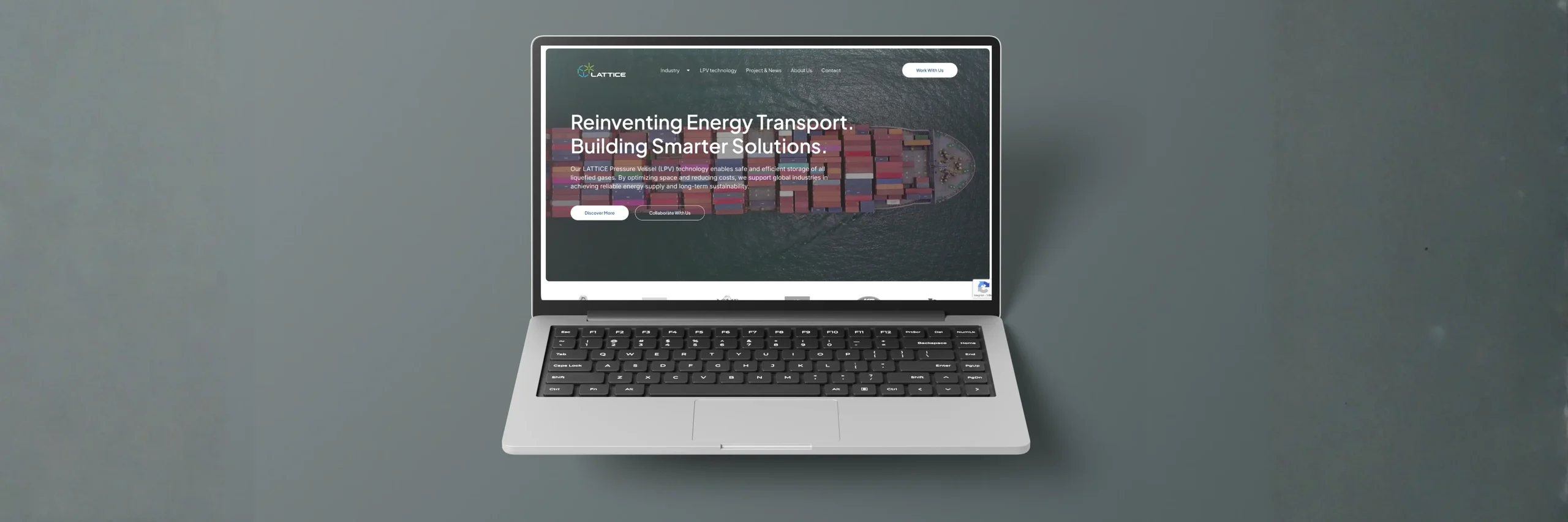 Maqueta del sitio web de Lattice International en un portátil, mostrando su identidad digital para soluciones de infraestructura energética