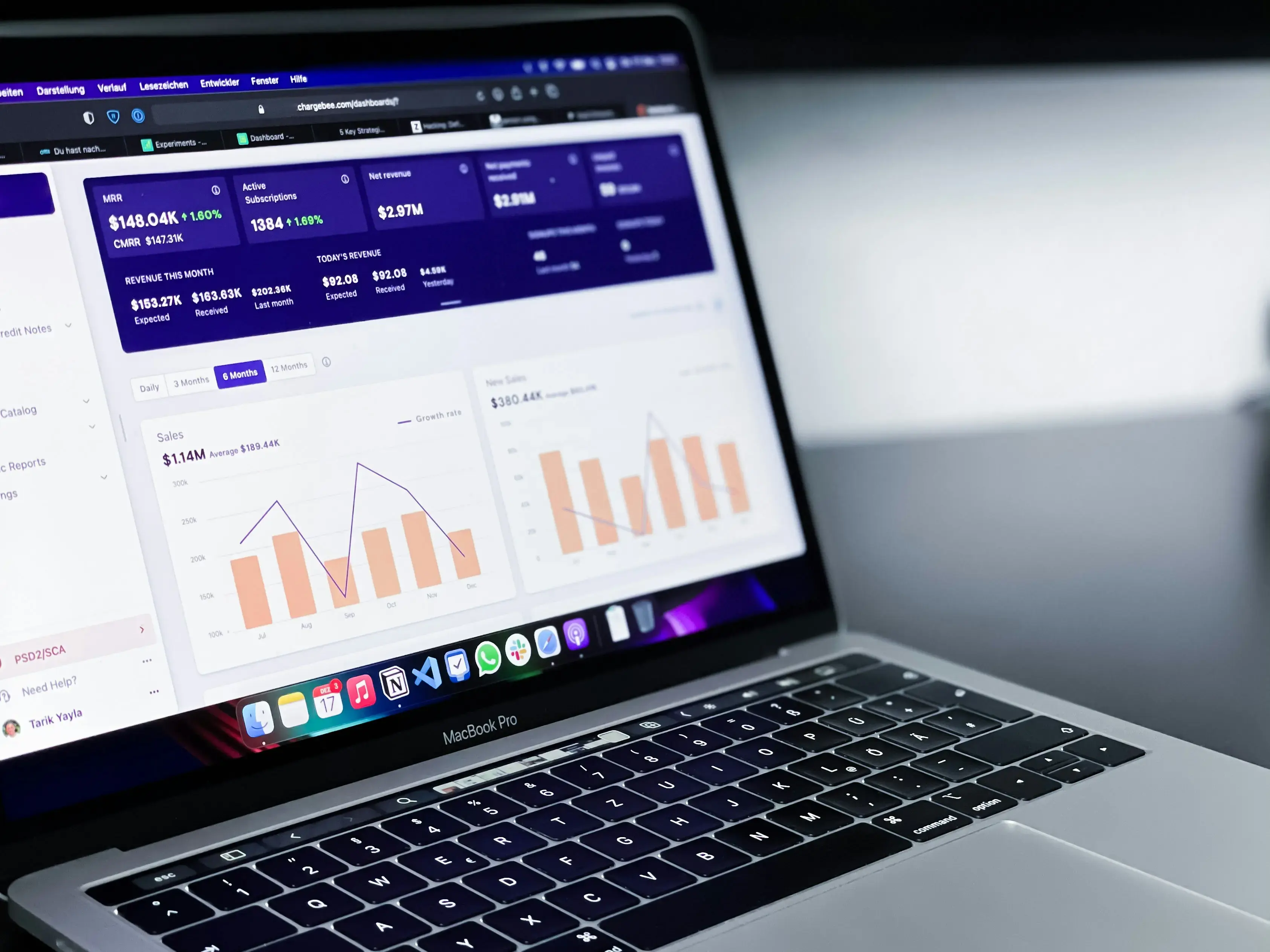 Bærbar computer der viser diagrammer med finansielle data