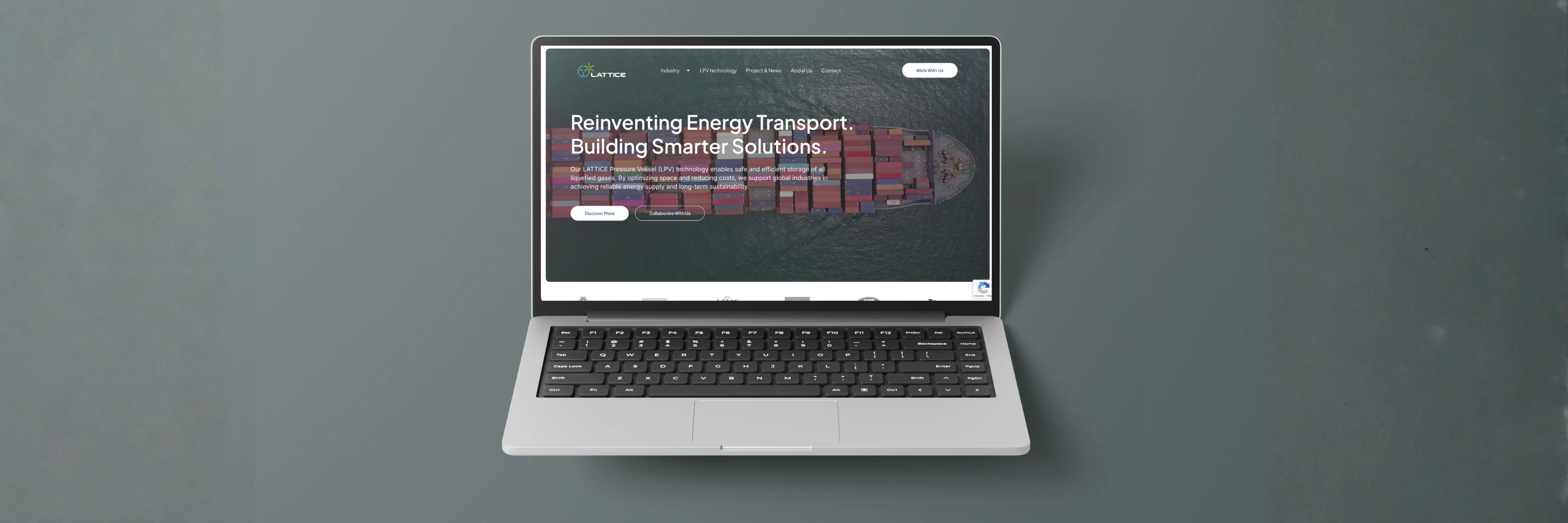 Lattice Internationalin verkkosivuston malli kannettavalla tietokoneella, esitellen heidän digitaalista identiteettiään energiainfrastruktuuriratkaisuille